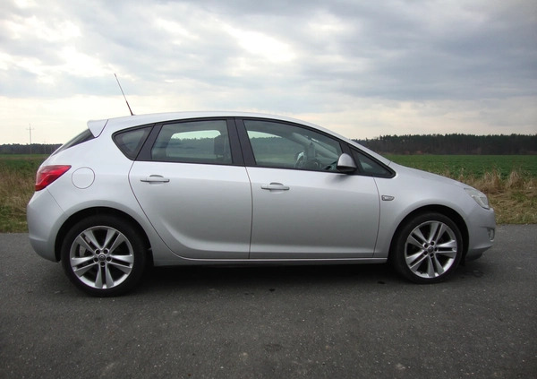 Opel Astra cena 20000 przebieg: 219000, rok produkcji 2011 z Syców małe 154